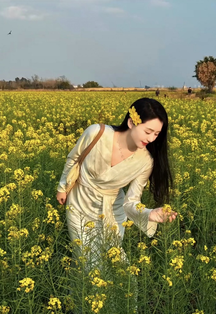 Cúi xuống chạm hoa trong vườn