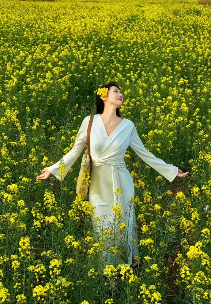 Dang tay giữa cánh đồng hoa